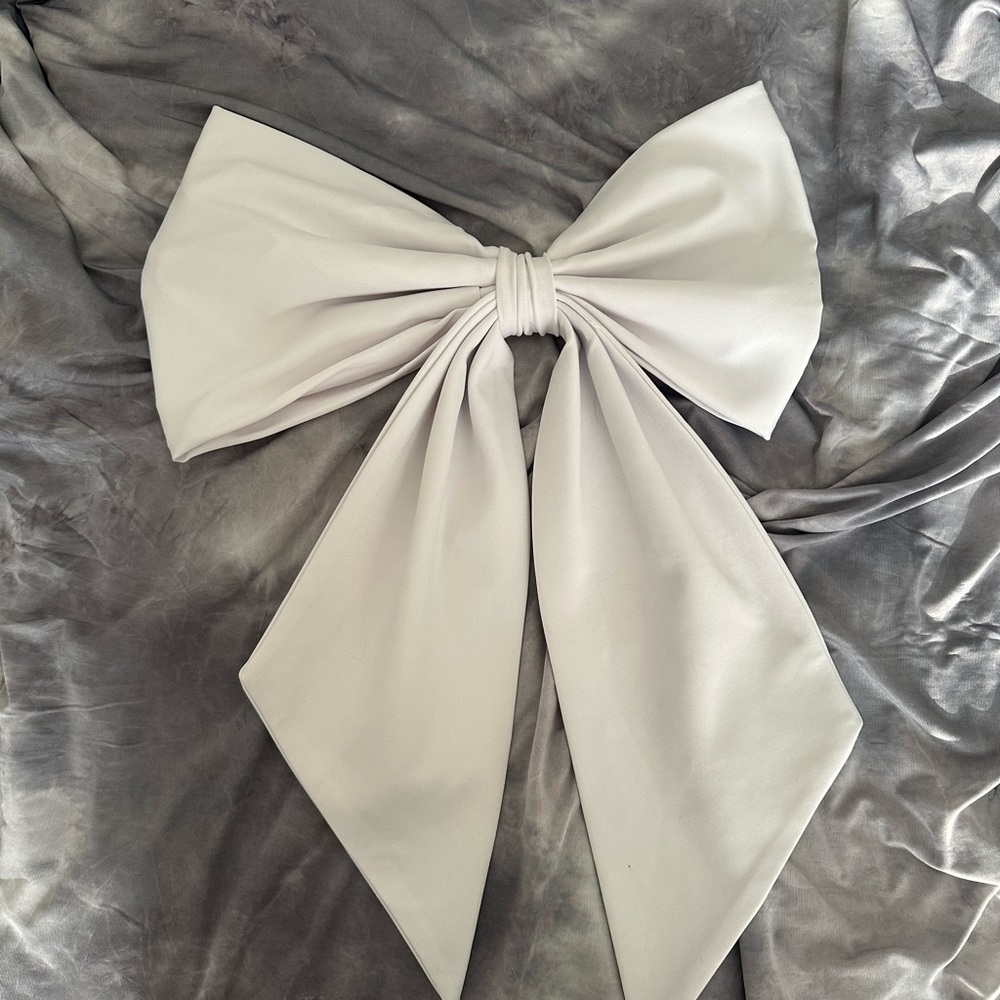 Londre Flat White Bow Accessory